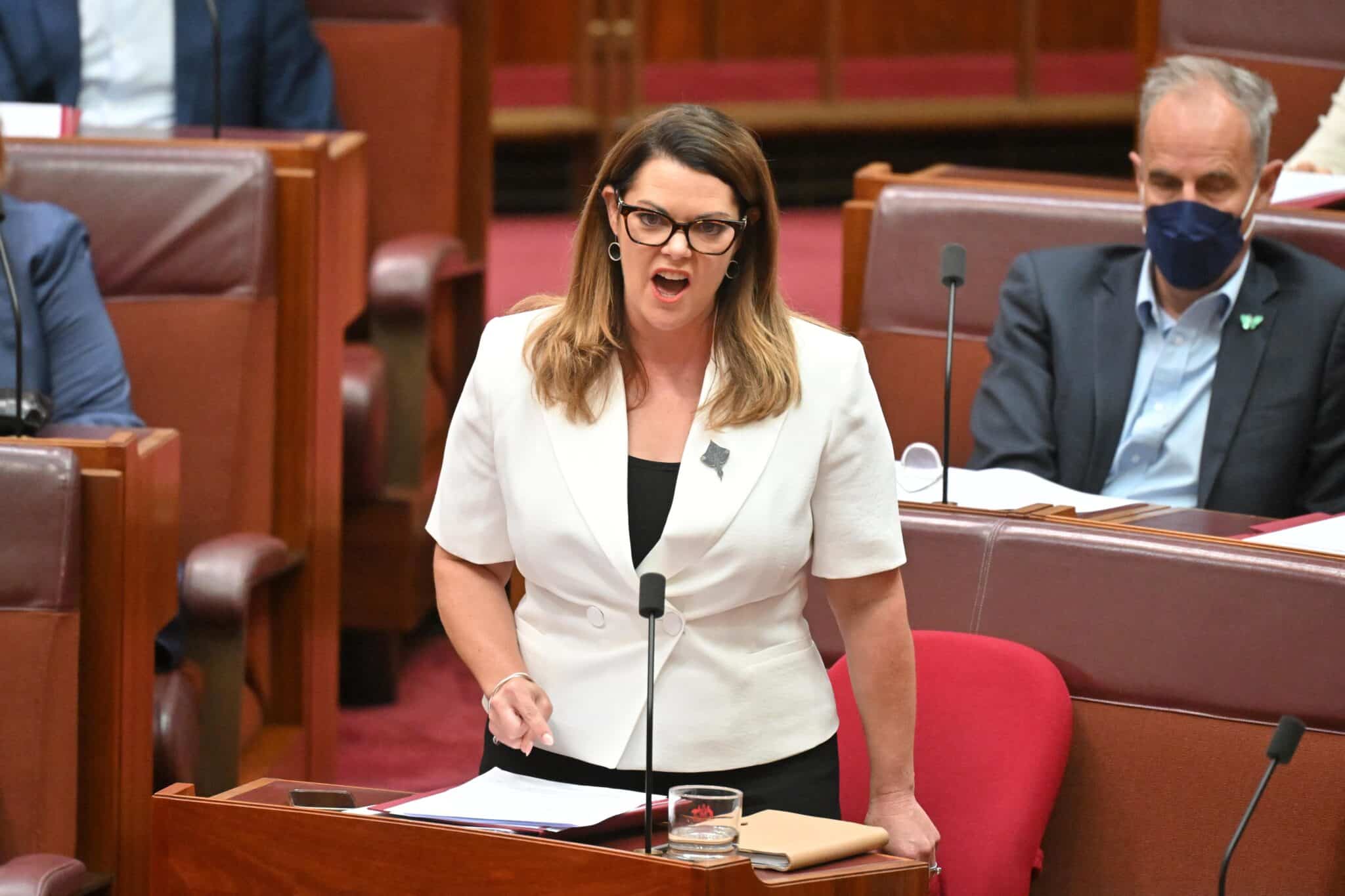 Австралийската депутатка Сара Хенсън Йънг от Зелената партия предизвика силни реакции
