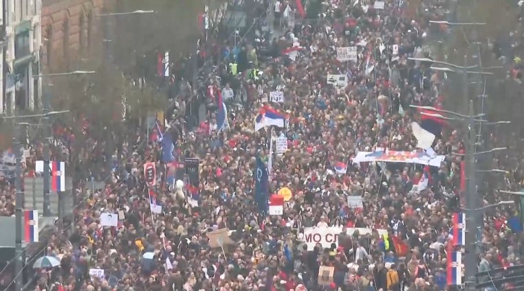В Сърбия започнаха най мащабните антиправителствени протести като хиляди недоволни граждани