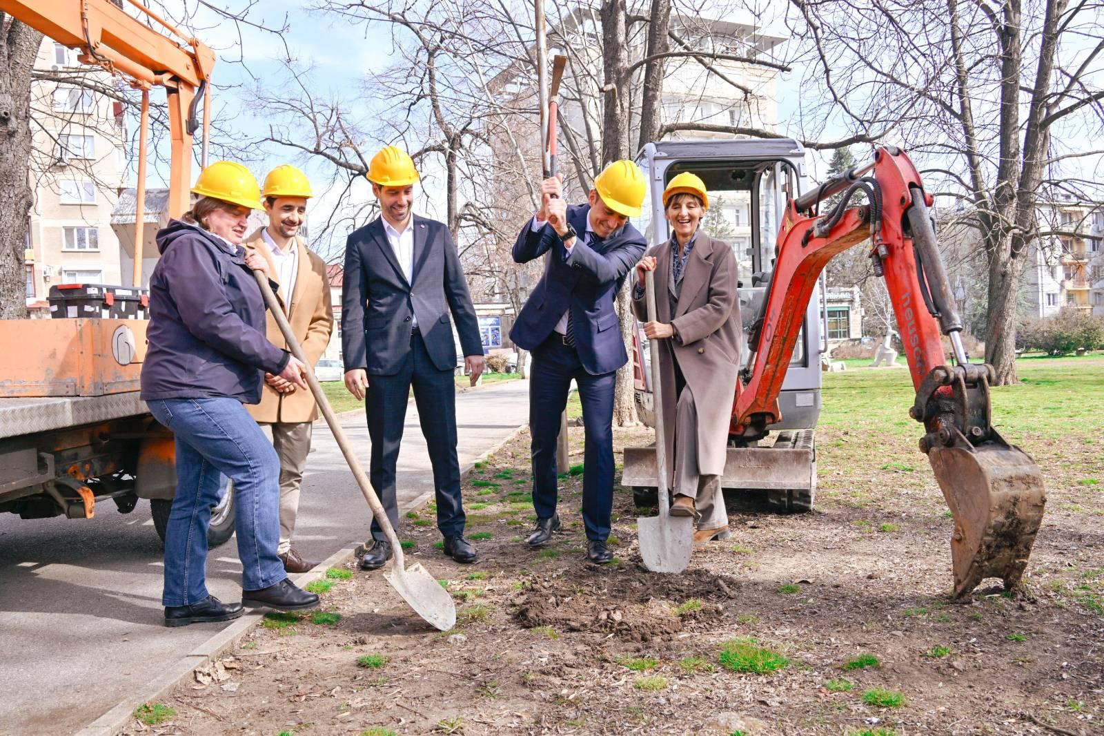 Започна подновяване на осветлението в парка „Заимов“ (ВИДЕО)