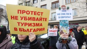 Протестиращите ресторантьори пекат скара край парламента (СНИМКИ)