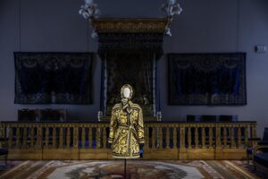 За над милиард евро: Prada купува конкурента си Versace