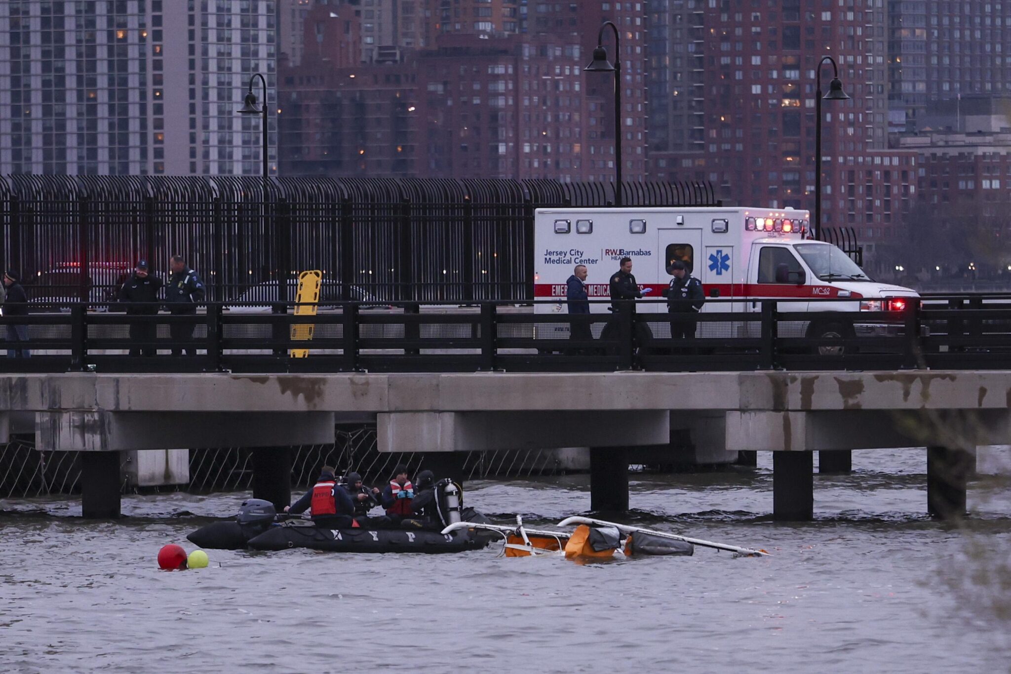 Хеликоптер се разби в река в Ню Йорк: Няма оцелели (ВИДЕО)