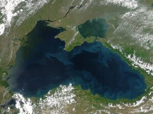 Защо и Черно море започна да свети?
