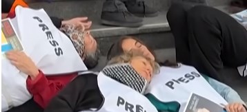 На 16 април няколкостотин души се събраха в Париж и