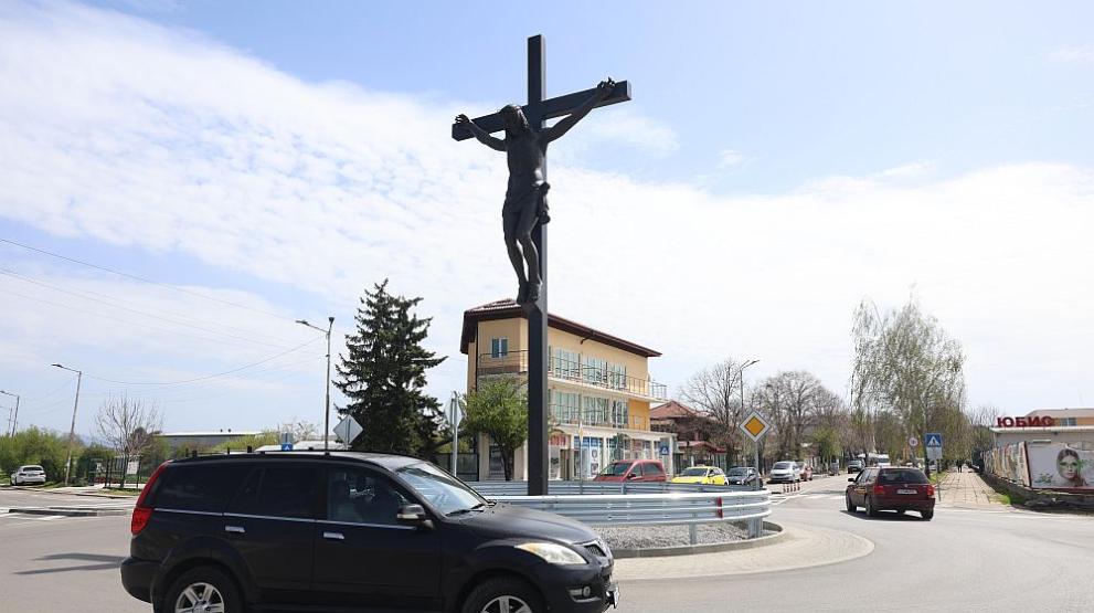 В навечерието на Великден в Елин Пелин беше издигнат 12 метров