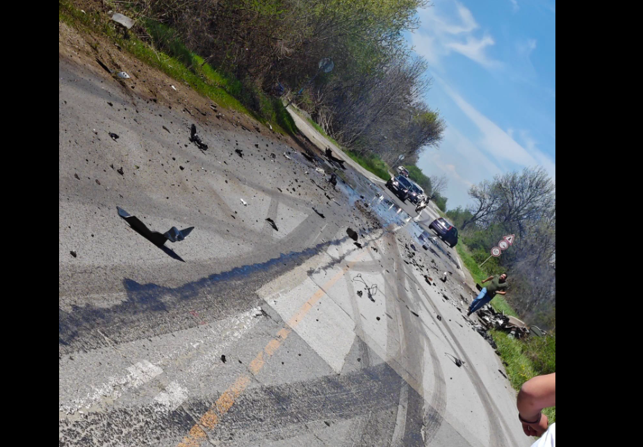 Челна катастрофа между автомобил и камион затвори за движение пътя