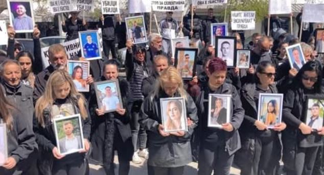 Близки на загиналите при пожара в дискотека в Кочани организираха