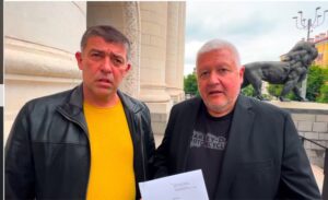 „Режимът си отива – левът остава“: Билбордове и спирки с призив за протести (СНИМКИ/ВИДЕО)