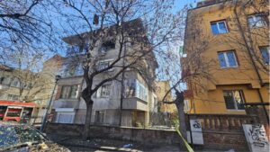 Нощен ужас в Трявна: Огънят унищожи покрива на емблематично училище