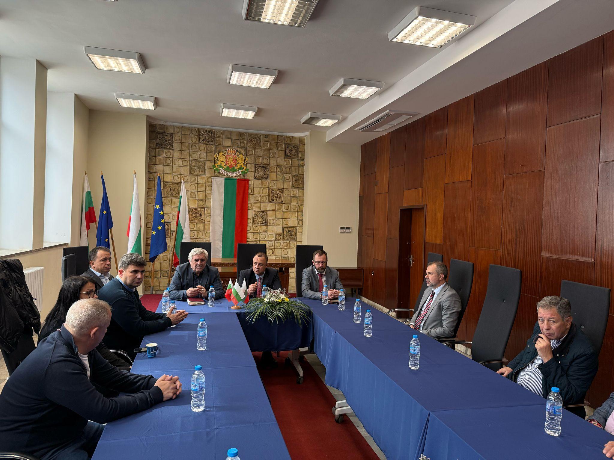 Само миналата година сме възложили дейност по този път  бел от