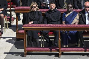 Критика: Зеленски без костюм дори на погребението на папата