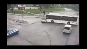 Автобус на градския транспорт помете кола в София, има загинал (ВИДЕО)
