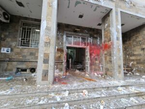 Протестиращите в Хасково обсипаха с яйца и кисело мляко полицията след убийството на 18-годишната Магдалена Русева