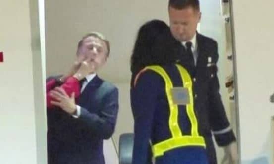 Френският президент Еманюел Макрон демонстрира чувство за хумор по време