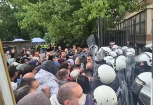 Поредна ексалация в Сърбия: Полицията използва лютив спрей срещу протестиращите в Нови Сад
