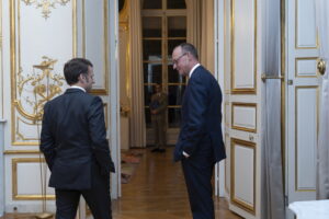 Първа визита: Макрон посрещна Фридрих Мерц в Париж