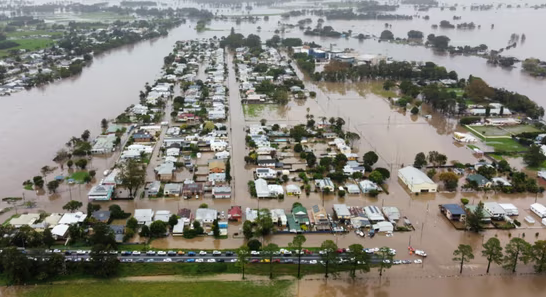 Проливни дъждове в източна Австралия погълнаха пътища и оставиха почти