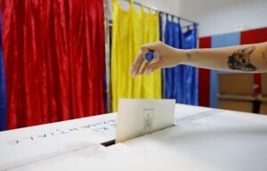 ОКОНЧАТЕЛНО: Симион срещу Дан на балотаж в Румъния (ВИДЕО)