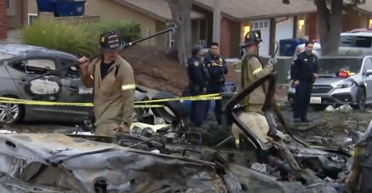 Малък самолет се разби в квартал на Сан Диего по