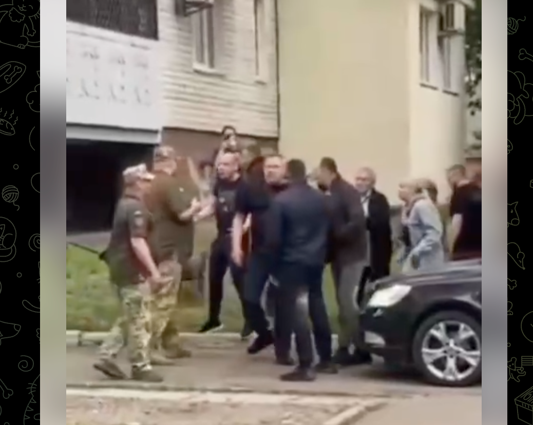 Група граждани на украинския град Черкаси нападнаха представители на местния