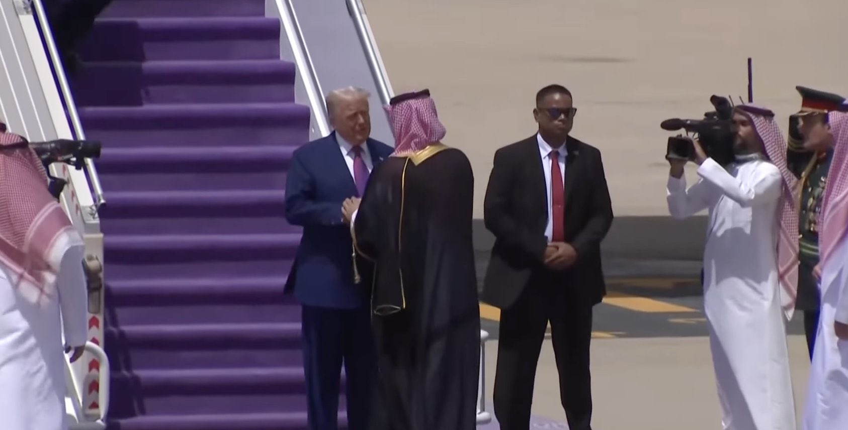Президентът на САЩ Доналд Тръмп беше тържествено посрещнат от престолонаследника