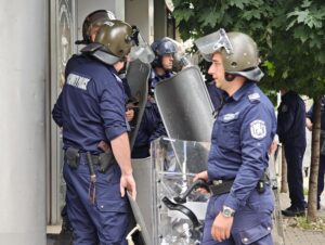 И след края на протеста: Полиция и жандармерия пред сградата на ЕК