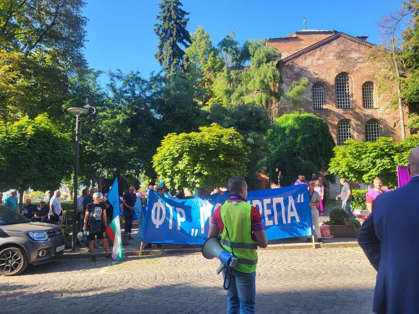 Пред сградата на Столична община се провежда нов протест на