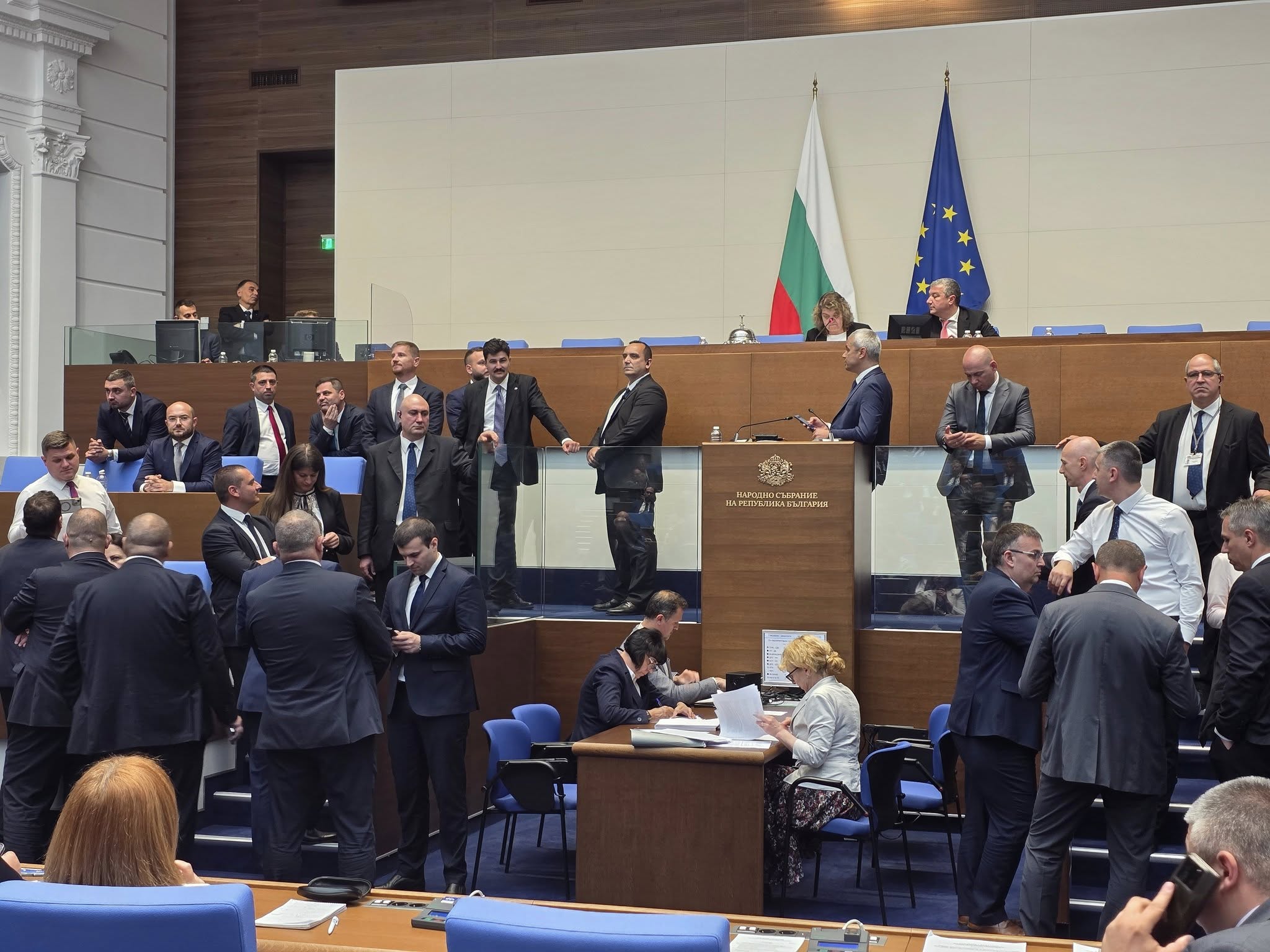 Влизането в еврозоната в една снимка Честито членство в клуба