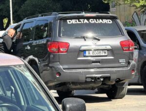 СИГНАЛ: Черни джипове на „Делта Гард“ охраняват купения вот в Дружба? (СНИМКИ)