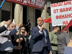НА ЖИВО: „Възраждане“ и „Величие“ излязоха при протестиращите – показаха снимката „на позора на Пеевски“