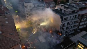 Голям пожар избухна в заведение в центъра на Благоевград – ОБНОВЕНА
