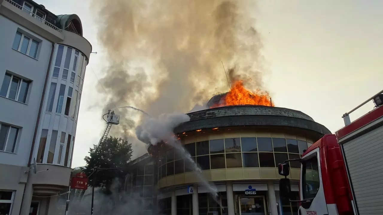 Покривът на заведение в центъра на Благоевград гори като огънят