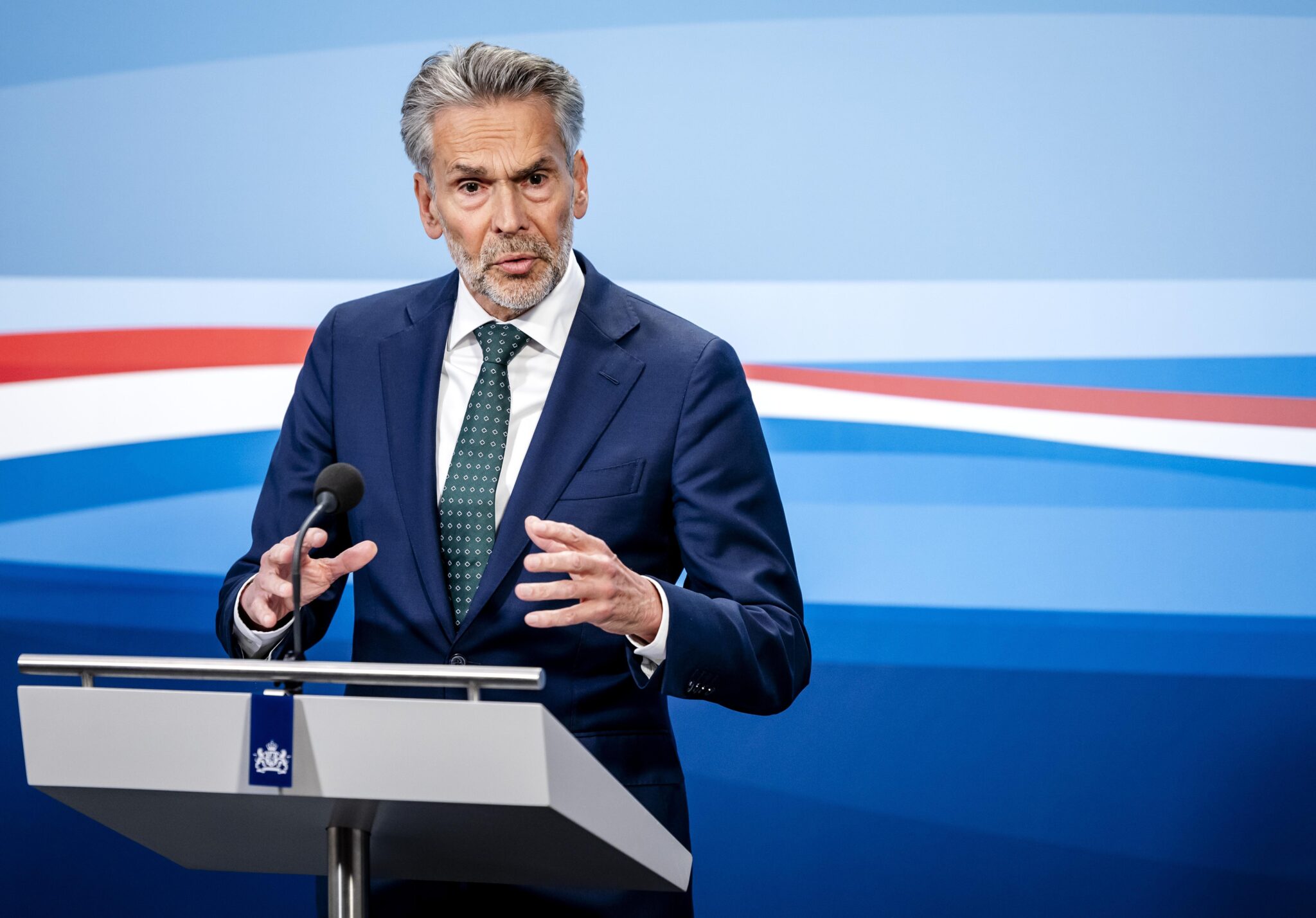 Премиерът на Нидерландия Дик Схоф подаде оставка съобщиха световните агенции По рано