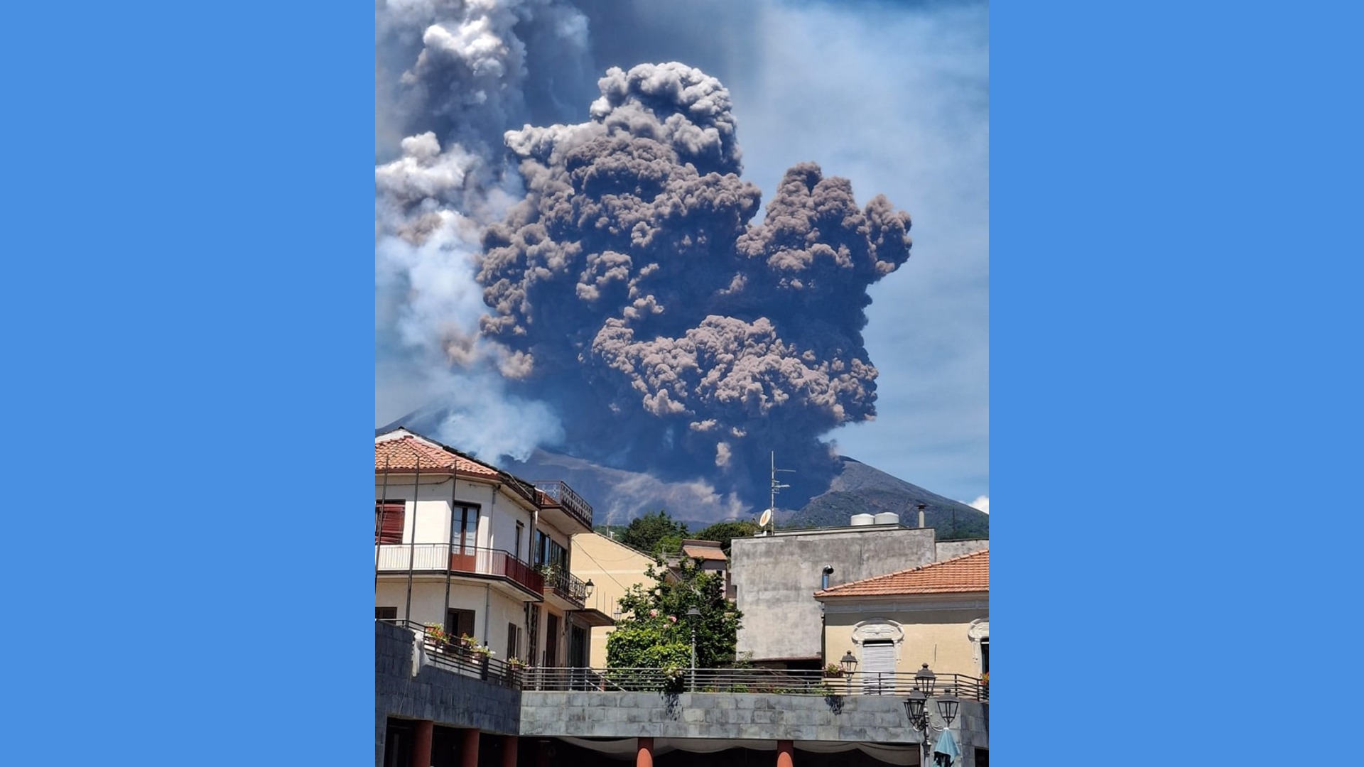 Над връх Етна се издига облак от изригване висок няколко