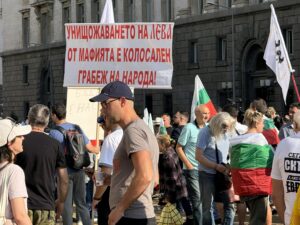 НА ЖИВО: Опит за пробив към НС – жандармерия спира протестиращи