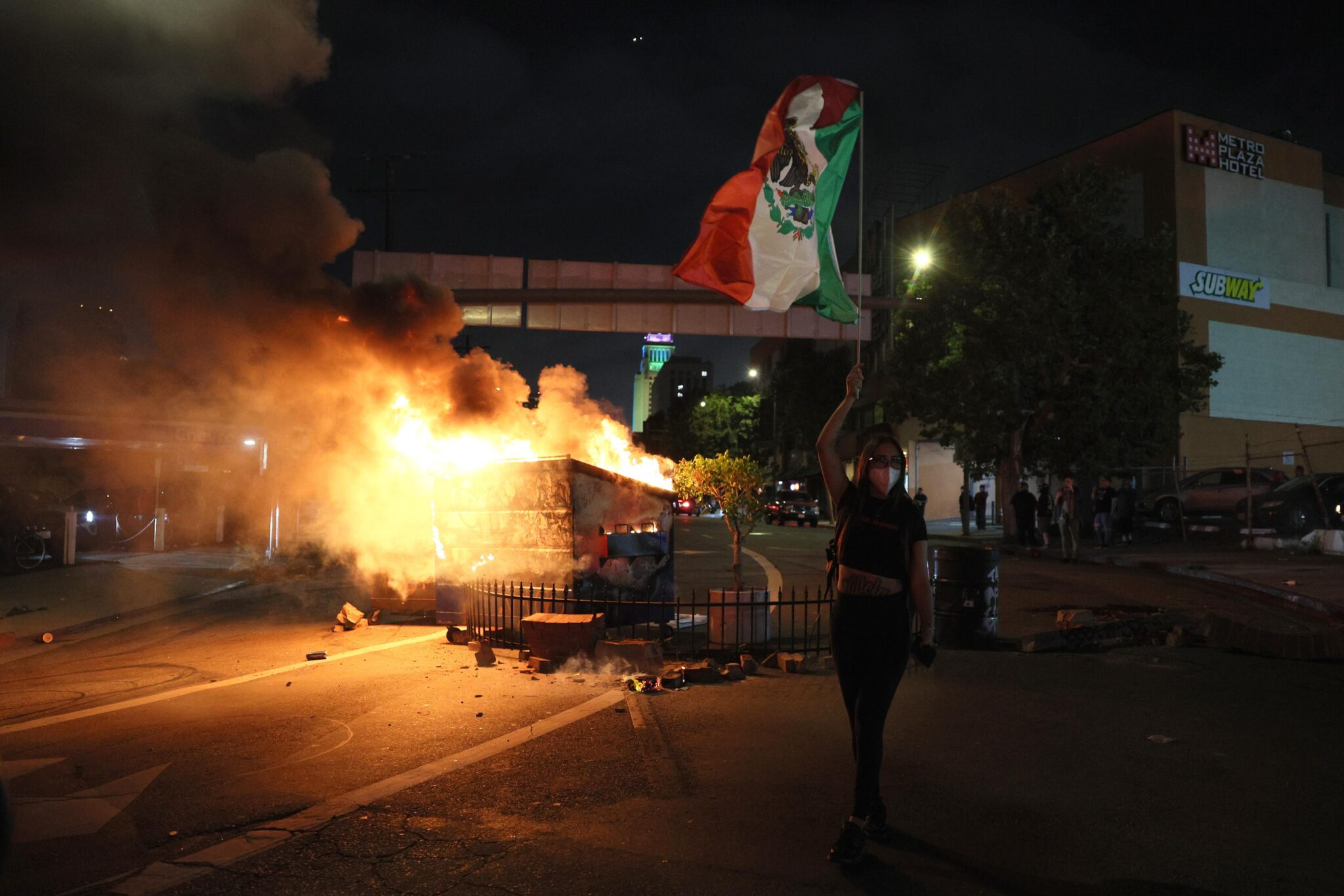 Кметът на Лос Анджелис Карън Бас наложи полицейски час в