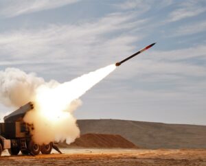 Израел нанесе нови удари по военни цели в Иран, расте рискът от ескалация в Близкия изток