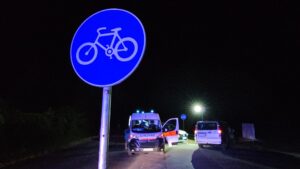 Тежък инцидент на велоалея в Казанлък: Двама велосипедисти блъснати от автомобил
