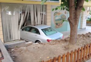 Шофьор с 1.44 промила се заби във вход на блок в „Дружба“