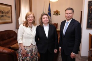 Киселова се срещна с Валдис Домбровскис и Екатерина Захариева