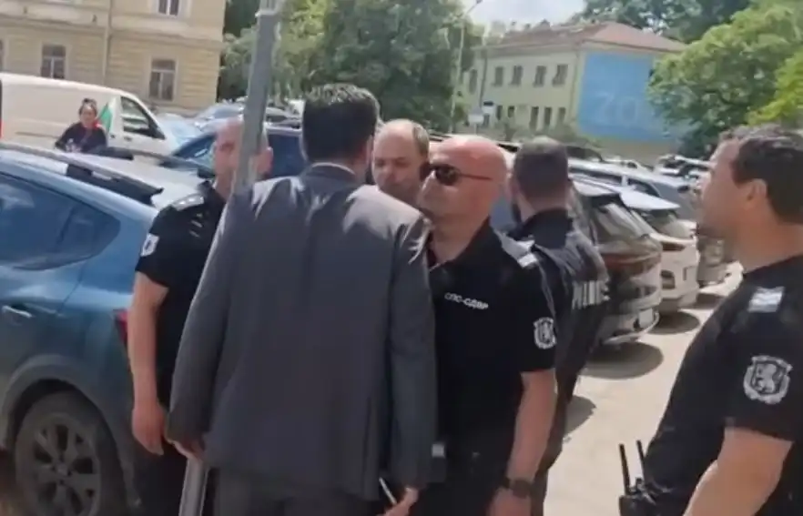 Съпредседателят на 8222 Продължаваме промяната 8220 Кирил Петков беше конфронтиран от протестиращи
