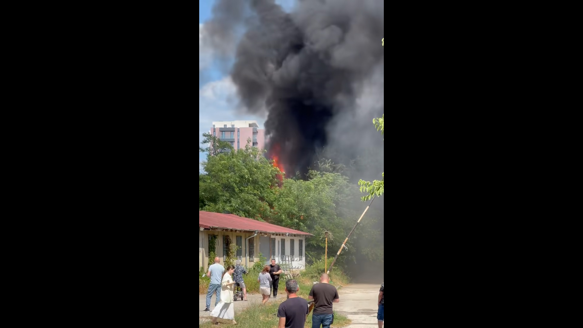 Пожар е избухнал в строителна борса във Варна По първоначални данни няма пострадали хора