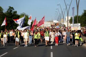 Цяла Сърбия протестира с искане за нови избори