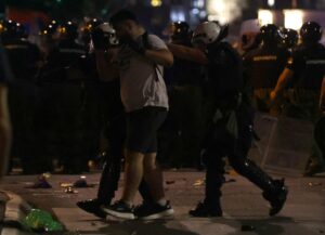 Протестът срещу Вучич в Белград прерасна в сблъсъци и арести