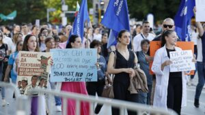 „Стига лъжи!“: Младите медици с национален протест