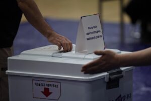 Откриха се изборните секции за президентските избори в Южна Корея