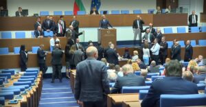 БОЙ В ПАРЛАМЕНТА: „Възраждане“ окупираха трибуната (ВИДЕО)