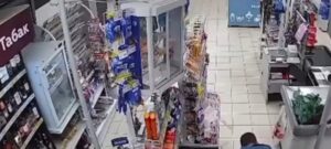 БРУТАЛНО! Младежи пребиват мъж в роден супермаркет (ВИДЕО 18+)