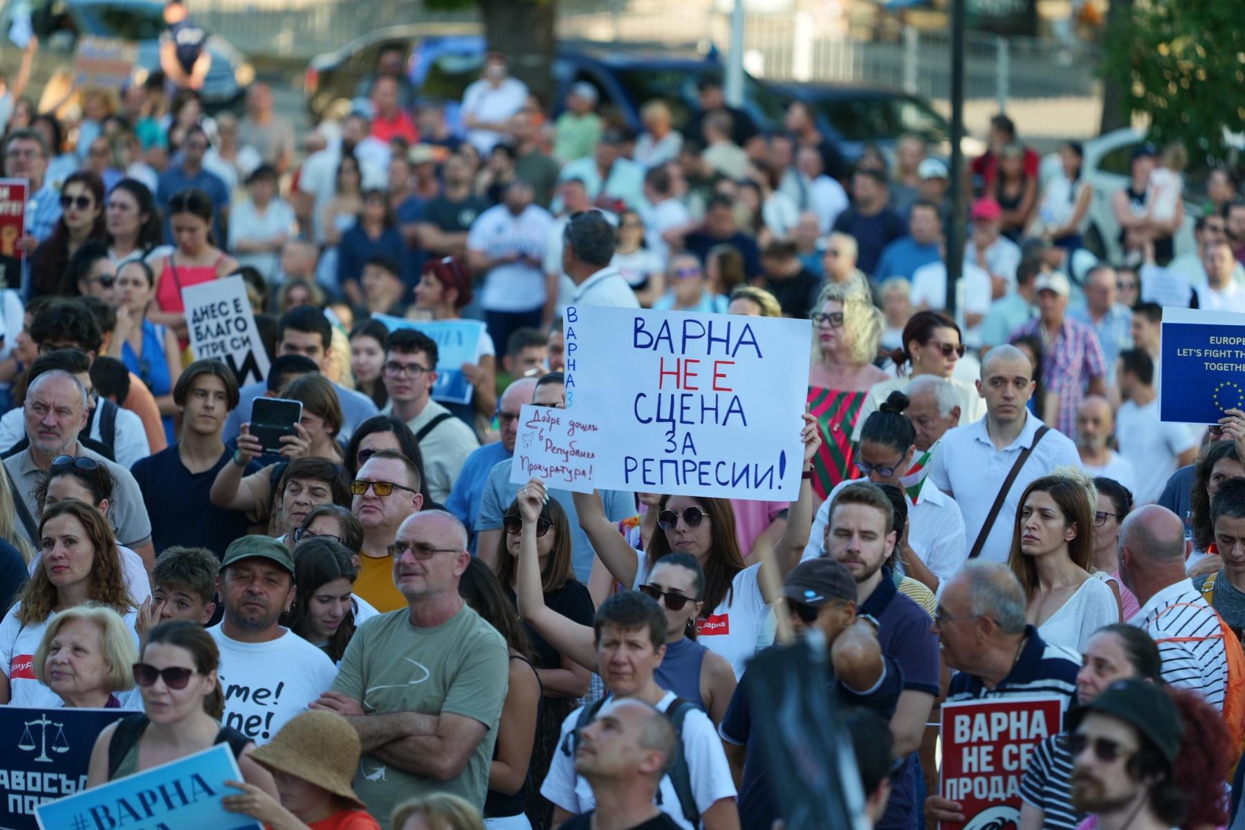 Граждани се събраха пред Съдебната палата в София в подкрепа