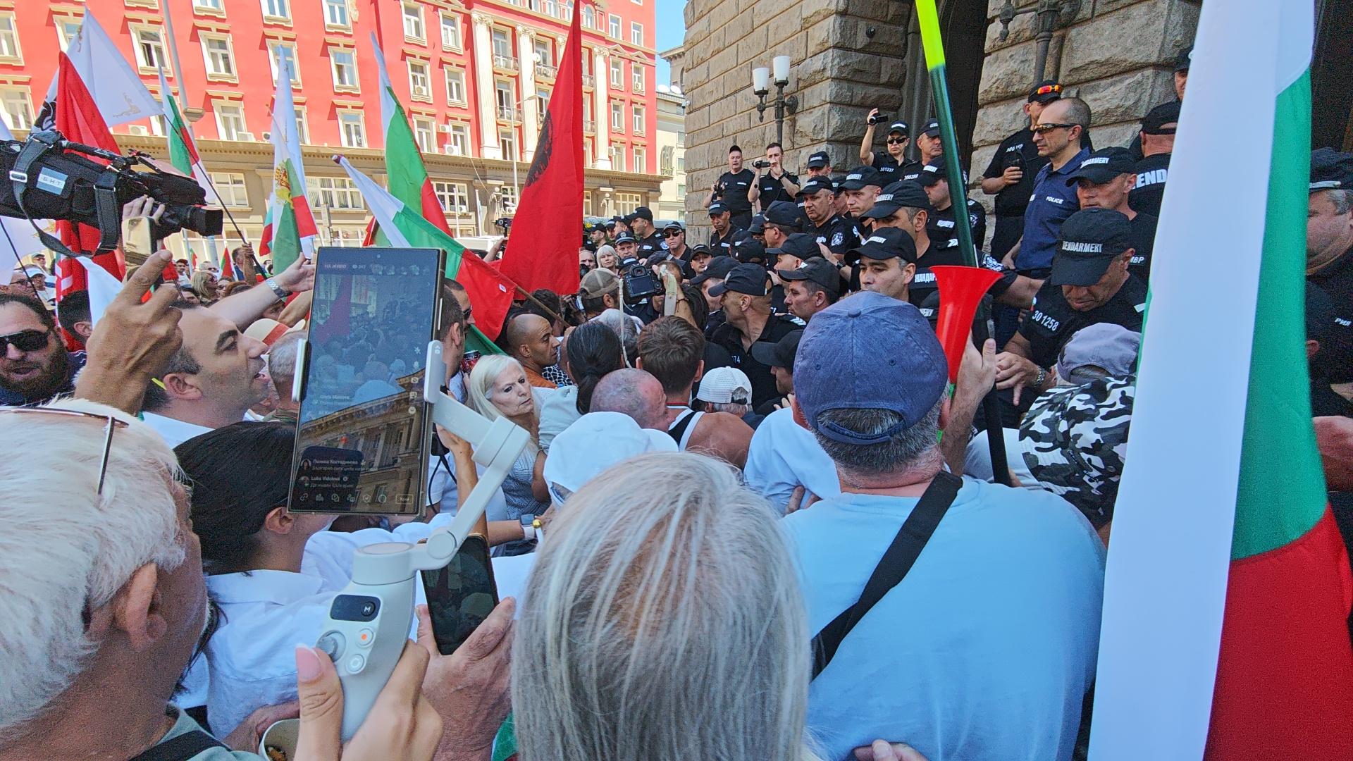 Протестът с искане за референдум за приемане на еврото ескалира